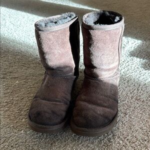Women’s Brown Short Uggs
Size 6